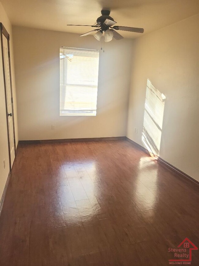 Photo - 1604 NW Lindy Ave