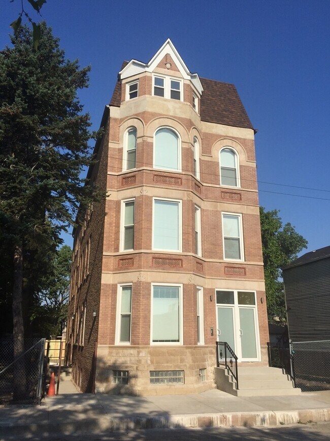 Building Photo - 2002 S Desplaines St Unit 1F