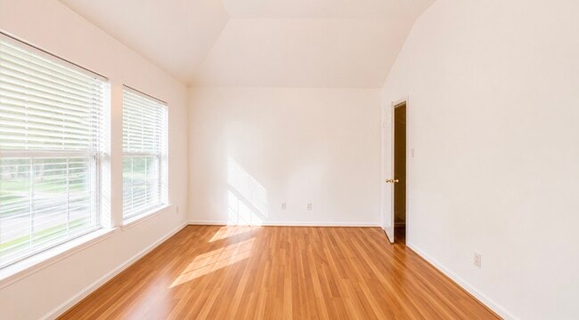 Building Photo - 423 Blossomwood Dr