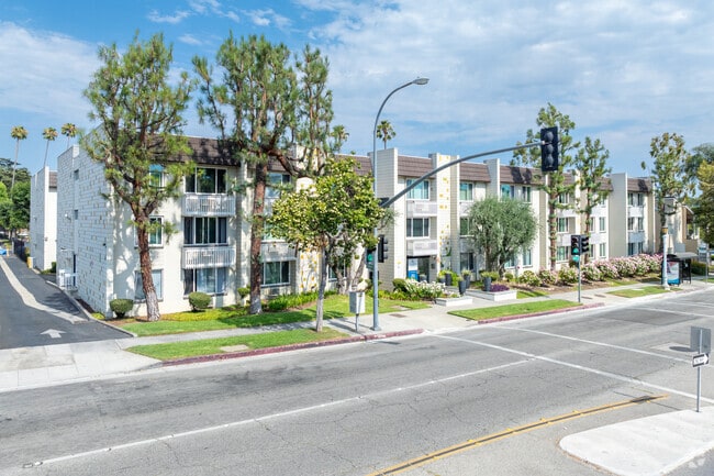 Building Photo - La Villa Lake - 55 + and Better Rental