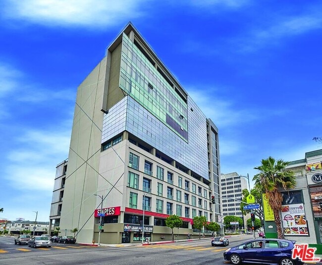 Building Photo - 3223 W 6th St Unit 405