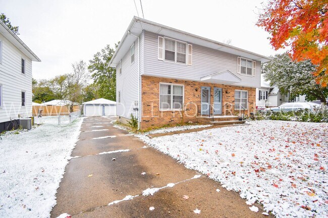 Building Photo - 2 Bedroom 1.5 Bath Home