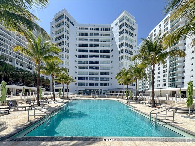Building Photo - 4925 Collins Ave Unit 3F Rental