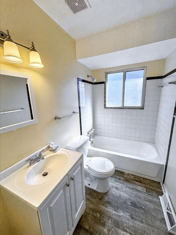 Photo - 8816 Blewett Ave