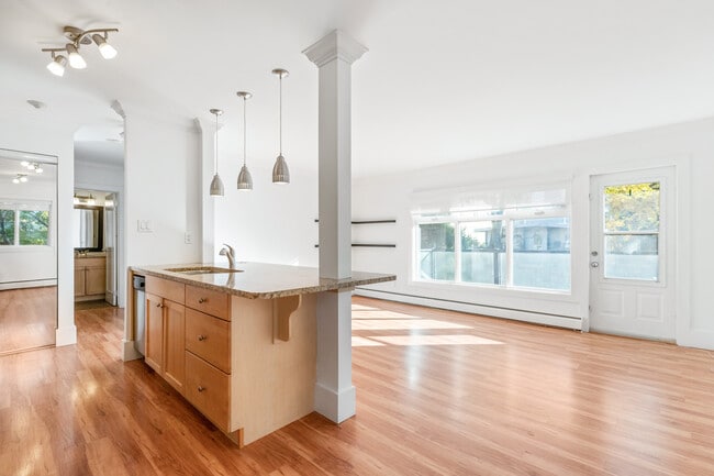 Building Photo - 10172-10113 113 St Unit 6