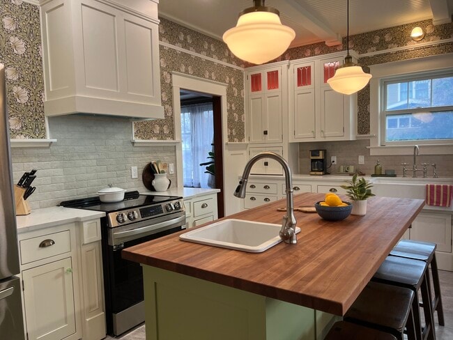 Building Photo - 320 E 8th St