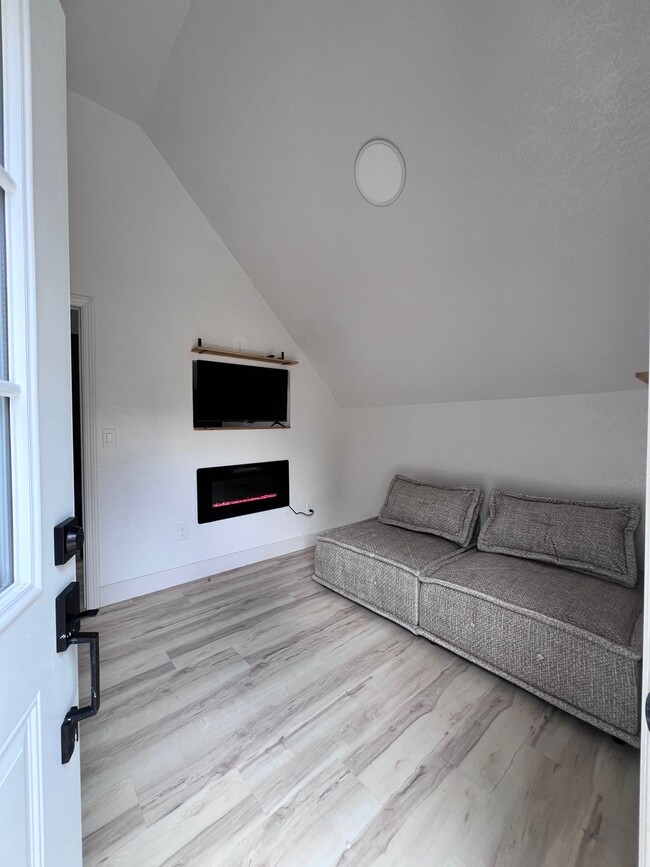 Photo - 496 Carr Ave