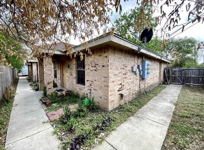 Building Photo - 2410 W Hackberry Ave Unit 2 Rental