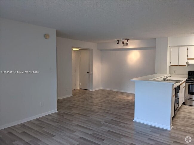 Building Photo - 560 S Park Rd Unit 13-7 Rental