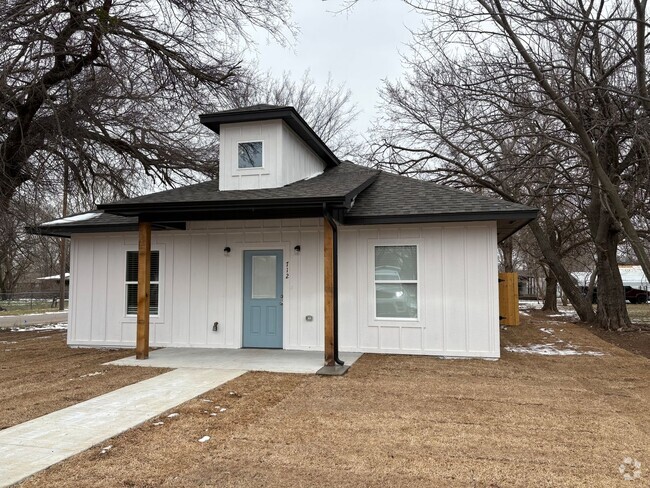 Building Photo - Two bedroom cottage in Shawnee Rental