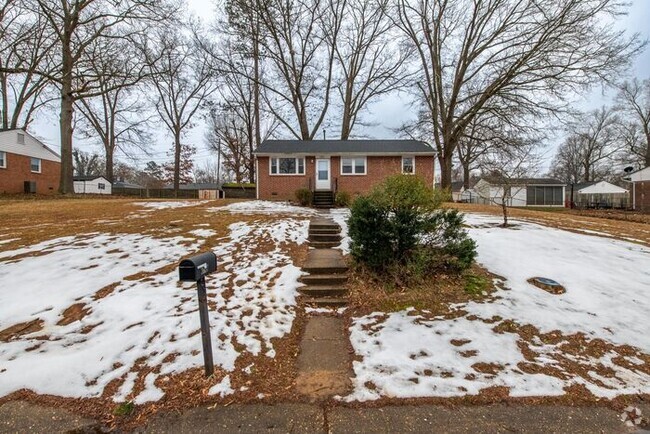 Building Photo - Charming 3/1 with fenced-in backyard Rental