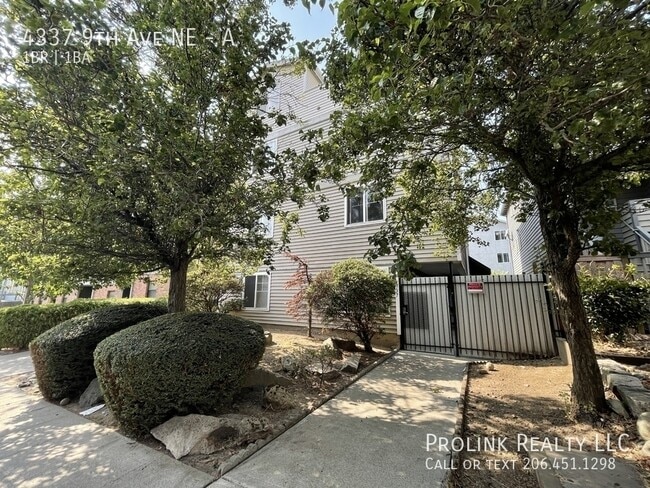 Building Photo - 4337 9th Ave NE Unit A