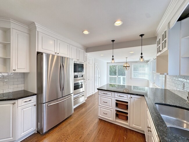 Photo - 8 1/2 Ells St