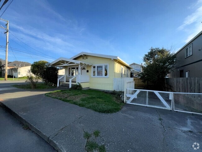 Building Photo - Pet-friendly charming Craftsman has a deck... Rental