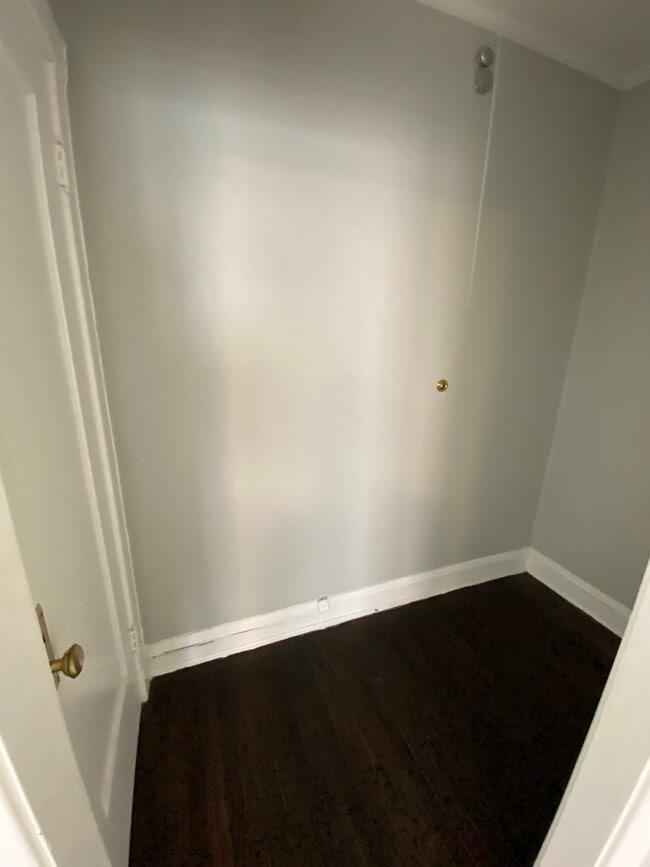 Building Photo - 6522 N Glenwood Ave Unit 1W