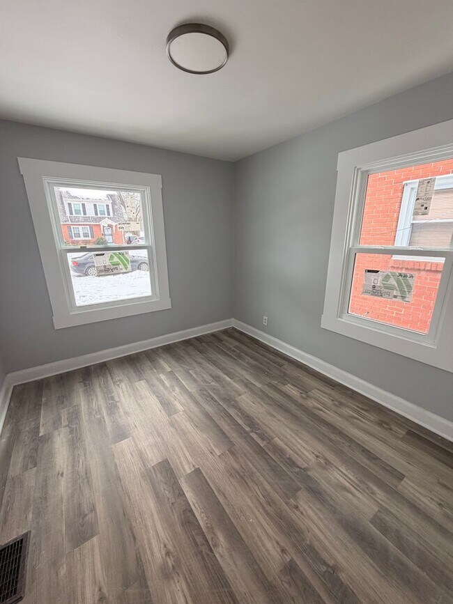 Photo - Gorgeous fully renovated 3 br house!