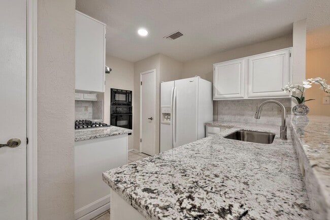 Photo - 2011 Creek Valley Ln