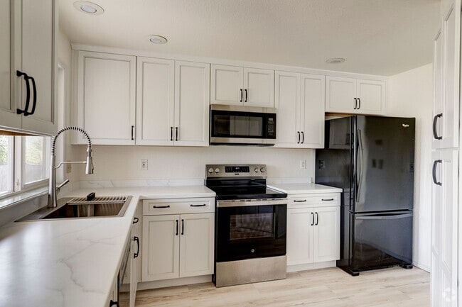 Building Photo - Charming & Updated 3-Bedroom Home