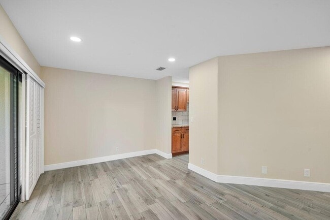 Photo - 11 Lexington Ln E