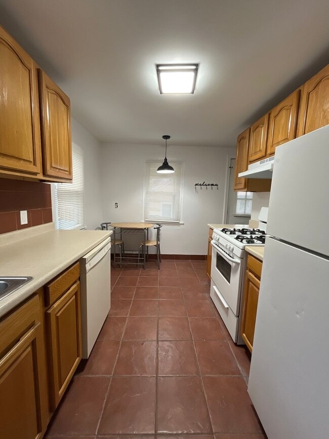 Photo - Charming 1 bedroom, fully furnished apartment Unit 2655 Eldridge Avenue
