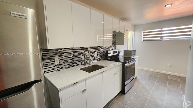 Building Photo - 9740 Colonial Dr Unit 0 Rental
