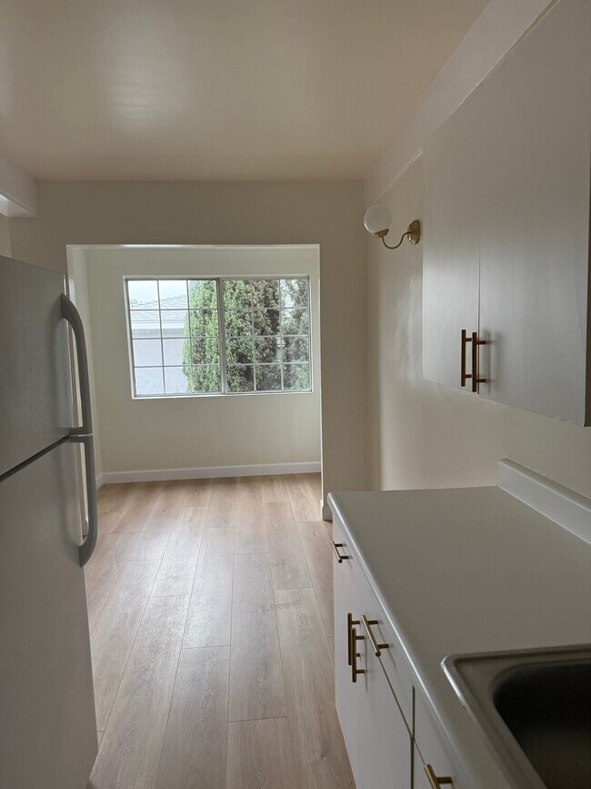 Photo - 1929 N Commonwealth Ave Unidad 2024-7