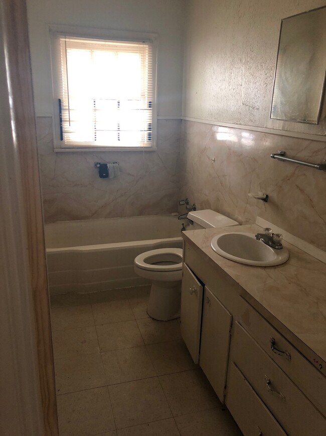 Photo - 2957 Regent St