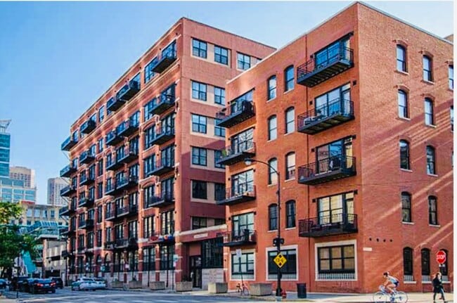 Building Photo - 226 N Clinton St Unit 106
