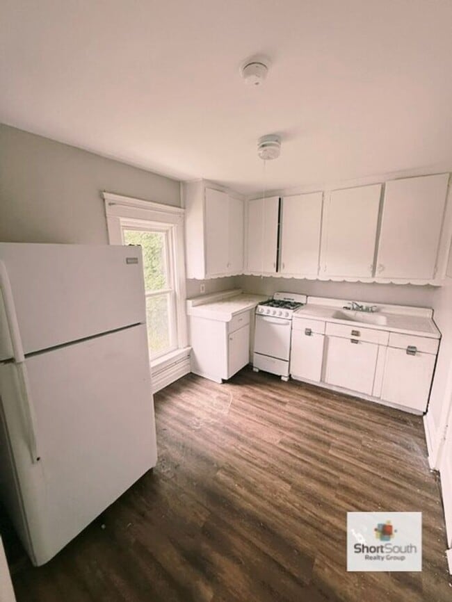 Photo - Updated 2 bed 1 bath Upper Apartment