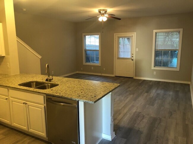 Photo - 7806 Kingsbury Wood Unit 3