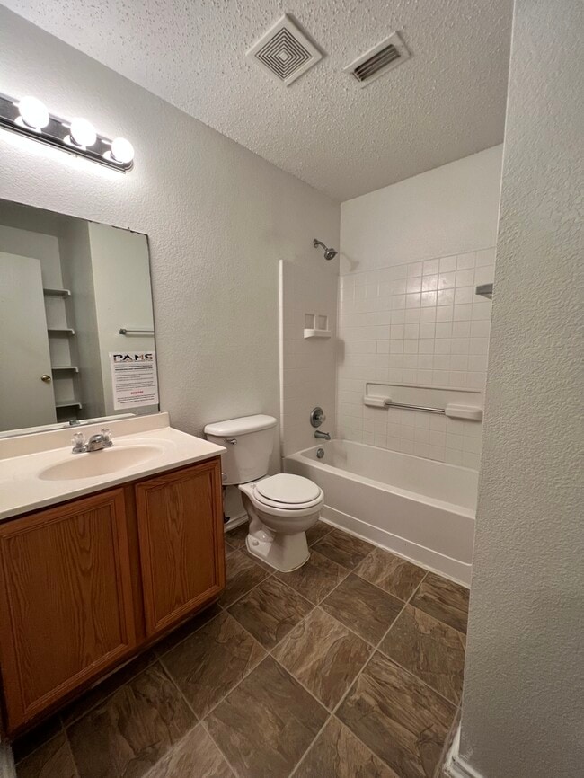 Photo - Very Spacious 4/2.5 in Parkview Hills & Ea...
