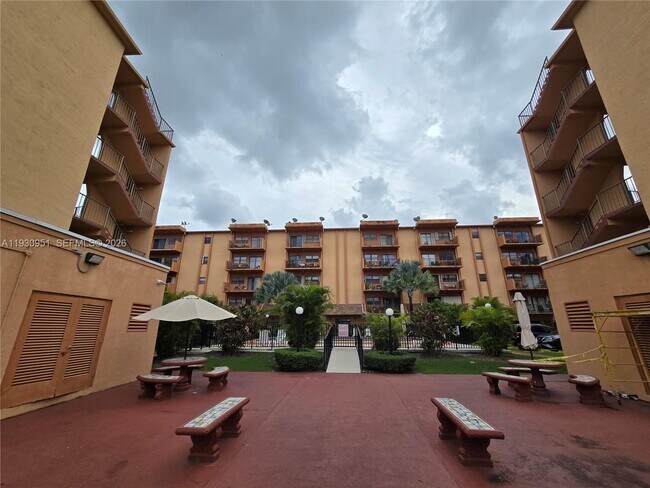 Photo - 1800 W 54th St Unidad 409