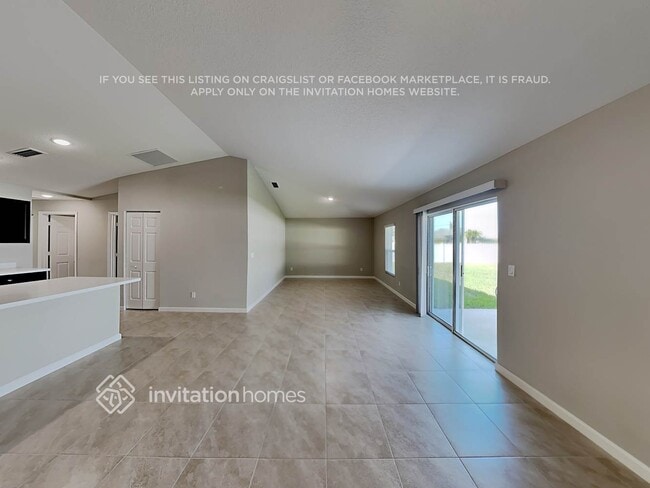 Photo - 373 NW Avens St