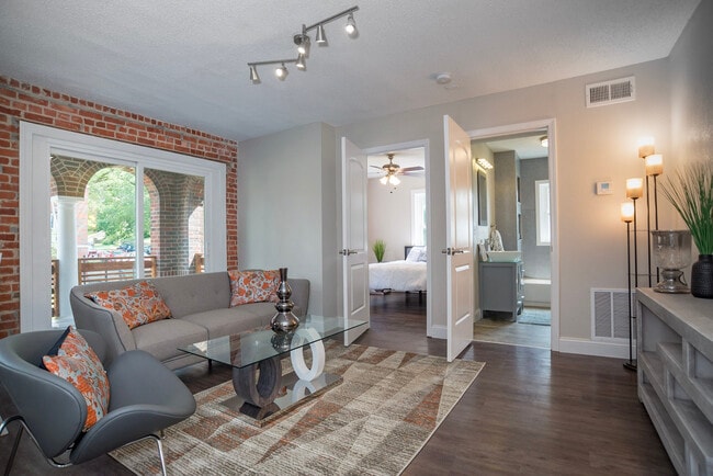 Photo - Courtyard On Maple Apartments-Student Housing