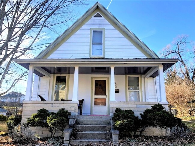 Building Photo - 3 bed, 2 bath Home with GARAGE!