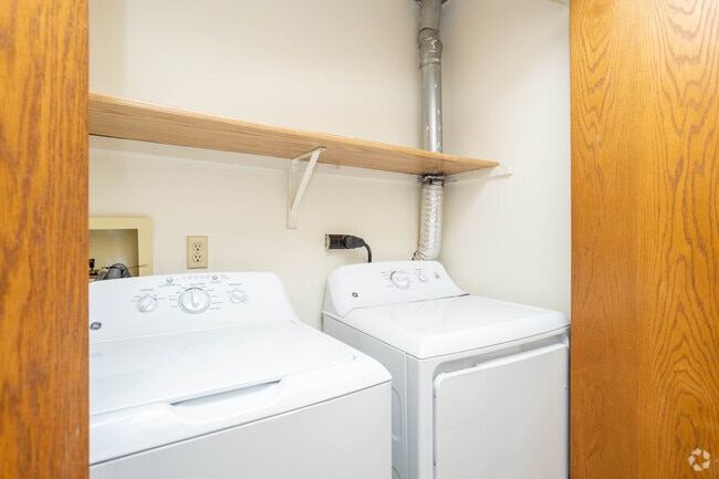 2BR, 2BA - 990SF