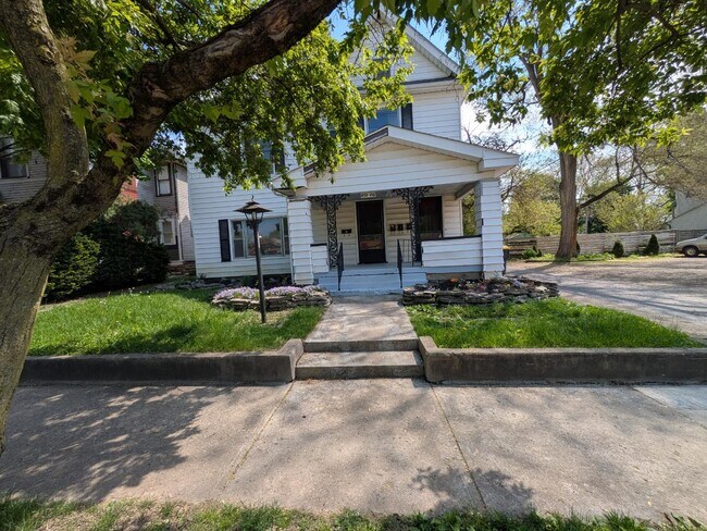 Photo - 439 W 11th St