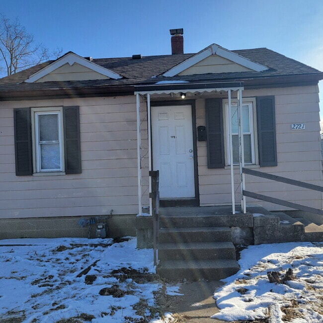 Building Photo - 2BR House w/Fenced Yard!