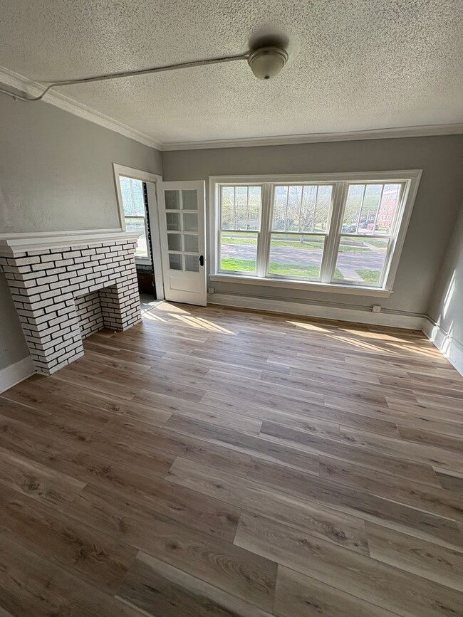 Building Photo - 805 W 4th St Unit B6