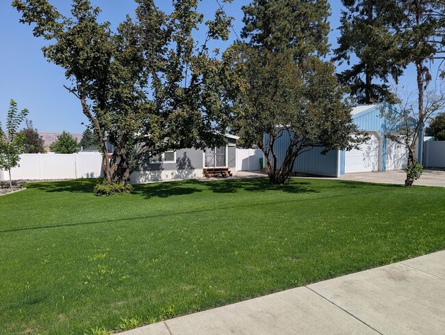 2021 Grelle Ave