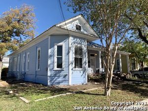 Photo - 203 Devine St
