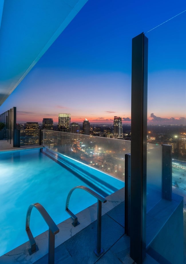 Amazing Pool & City View