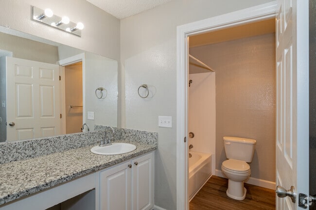 1BR, 1BA - 525SF - Bathroom