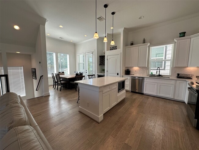 Photo - 2714 Nagle St