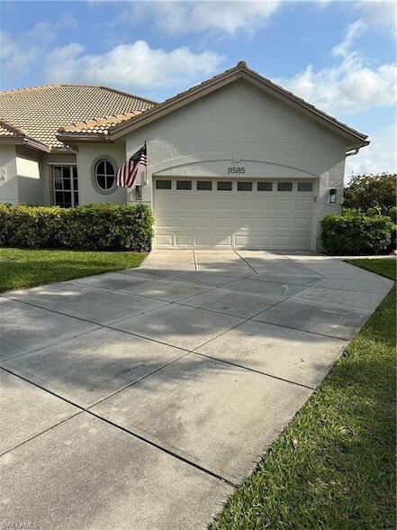 8564 Fairway Bend Dr