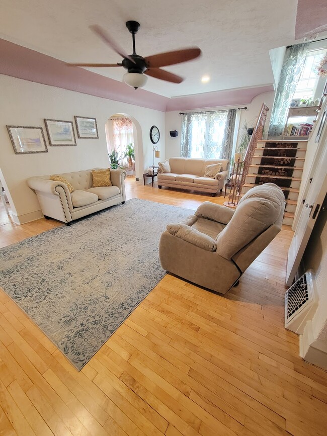 Sala de estar - 615 N Lawe St