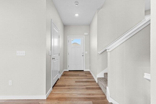 Photo - Beautiful Split Level 5 Bedroom Home - Hills of Olde Savannah