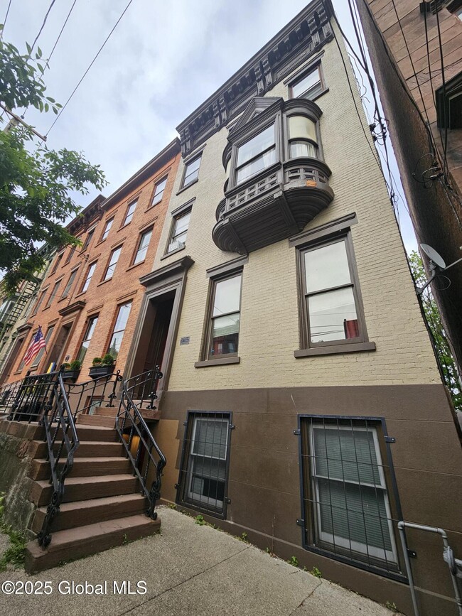 Building Photo - 15 Ten Broeck St Unit Garden Rental