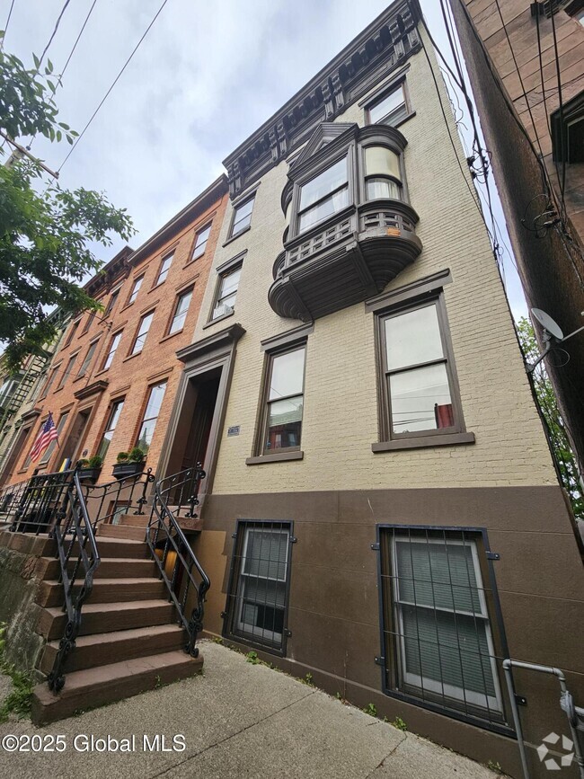 Building Photo - 15 Ten Broeck St Unit Garden Rental