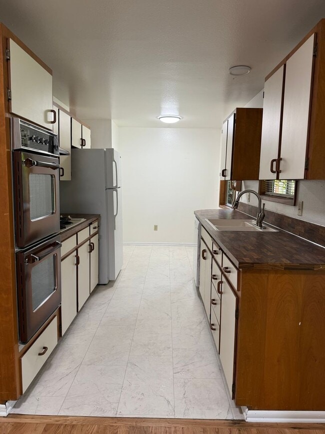 Photo - Great location in Milwaukie, OR! 3 bedroom 1 bath home with a large yard!